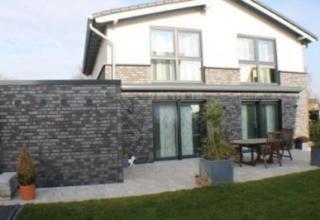 Modernes Niedrigenergiehaus in ländlicher Umgebung