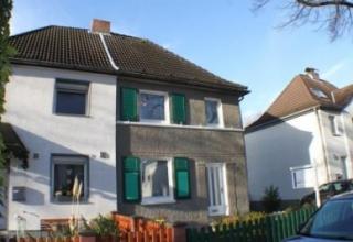 Renovierungsbedürftiges Reihenendhaus