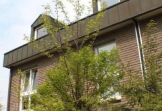 Praktisches Einfamilienhaus mit Geschäftsräumlichkeiten