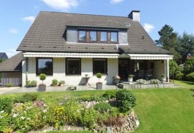 Freistehendes Einfamilienhaus mit traumhaftem Ausblick ins Grüne