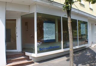 Zur Miete! Modernes Ladenlokal mit großer Werbefläche