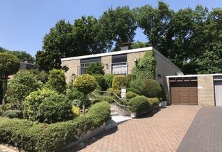 Begehrte Lage, schönes Umfeld: Bungalow bietet Potential für anspruchsvolle Individualisten!